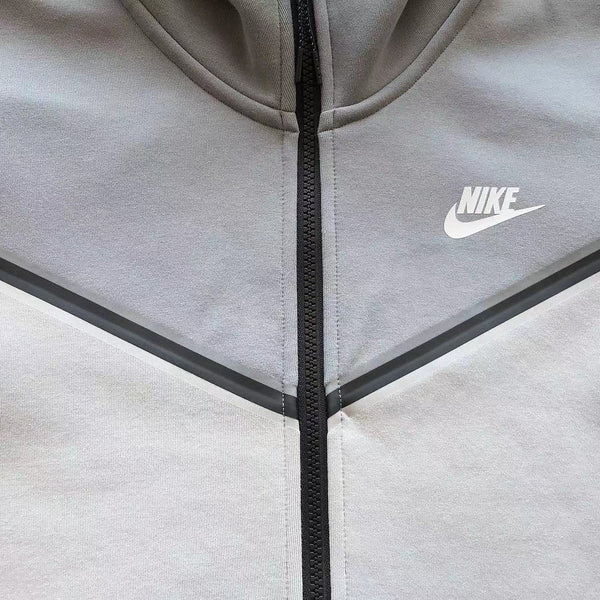TECH FLEECE – GREY/WHITE (completa)