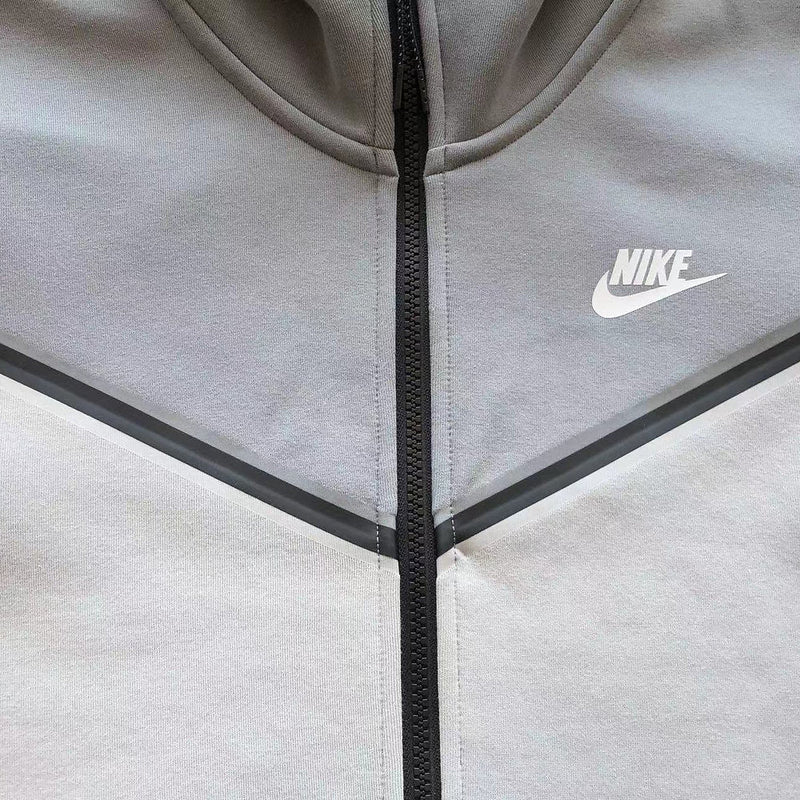TECH FLEECE – GREY/WHITE (completa)